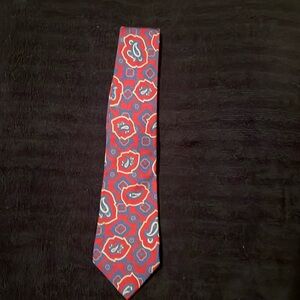 Great looking red paisley Men’s Necktie